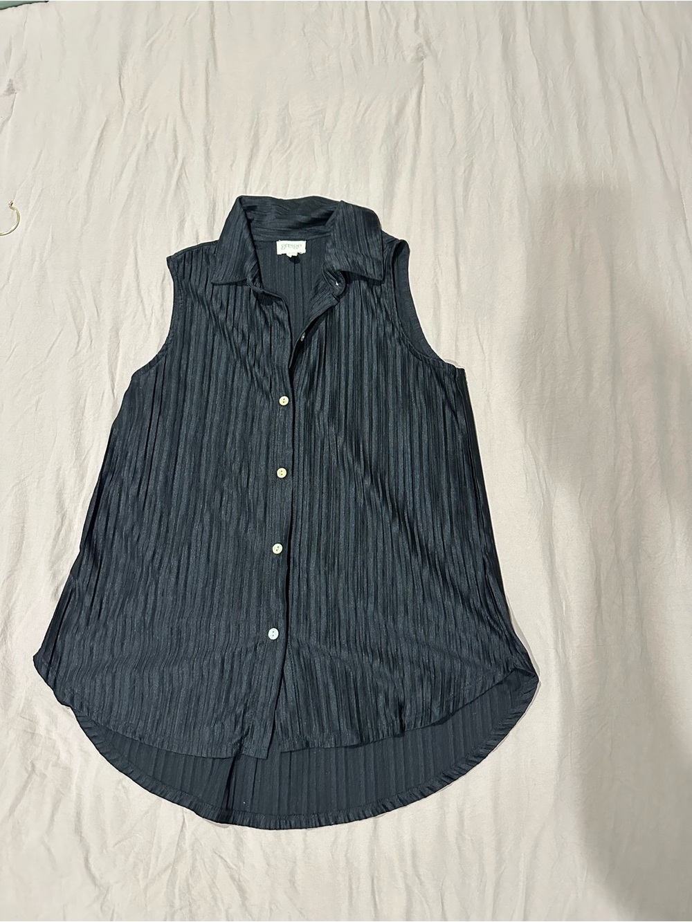 Sleeveless Textured Button-Front Top - Black